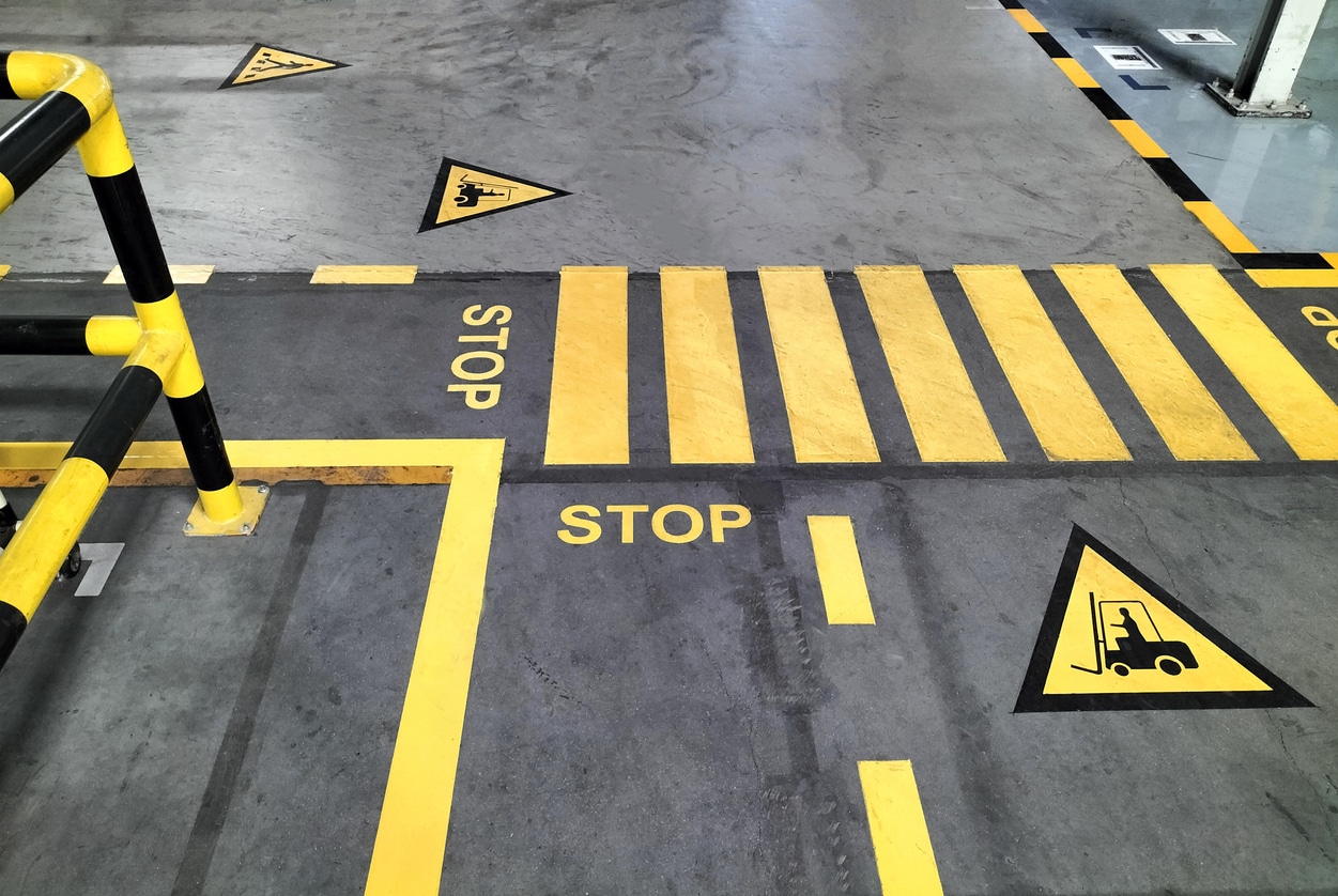 segnaletica orizzontale linee gialle e stop in magazzino
